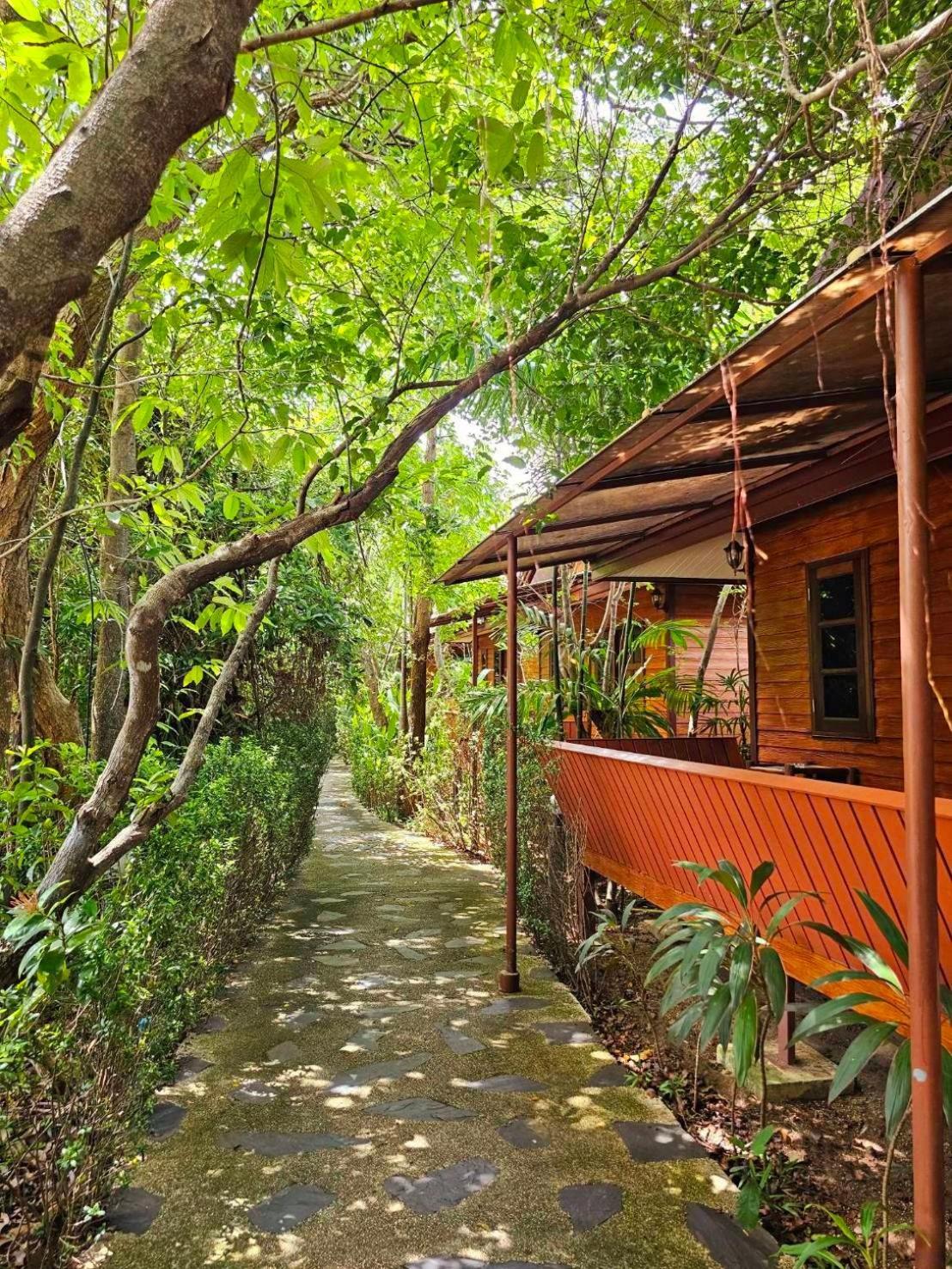 Samran Resort Chalong Exteriör bild